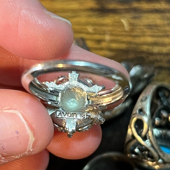 Mixed metal assorted ring lot. - Picture 4 of 6